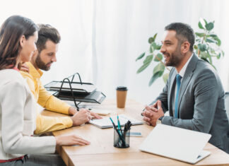 Op eigen houtje beleggen of via financiële adviseurs