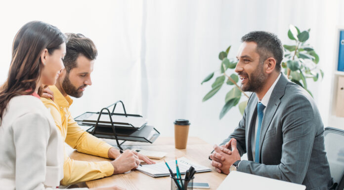 Op eigen houtje beleggen of via financiële adviseurs