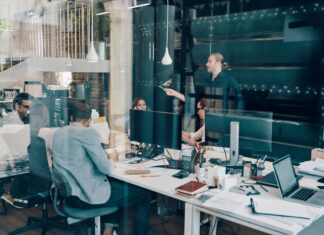 Productieve werknemers op kantoor zitten tussen kamerplanten