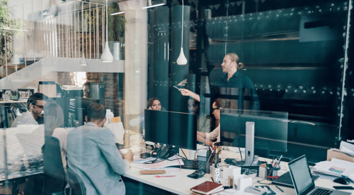 Productieve werknemers op kantoor zitten tussen kamerplanten