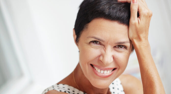 Deze hulpmiddelen laten je met een goed gevoel op pad gaan vrolijke vrouw