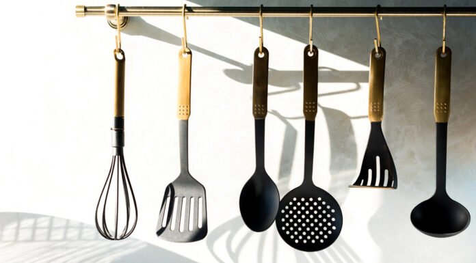 5 tips voor een georganiseerde keuken Keukengerei hangt netjes op een rijtje