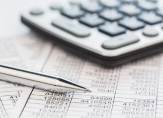 Kostenplaatje berekenen voor je verbouwing? Zo begin je eraan! Rekenmachine en pen liggen op begroting