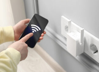 Hoe een WiFi versterker uw signaalproblemen thuis oplost Vrouw ontvangt betere wifi dankzij wifi versterker