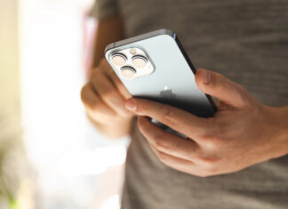 Dit is hét moment voor een refurbished iPhone 13! Man houdt iPhone 13 vast